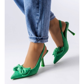 Épingles vertes avec un noeud d'Olengo 1