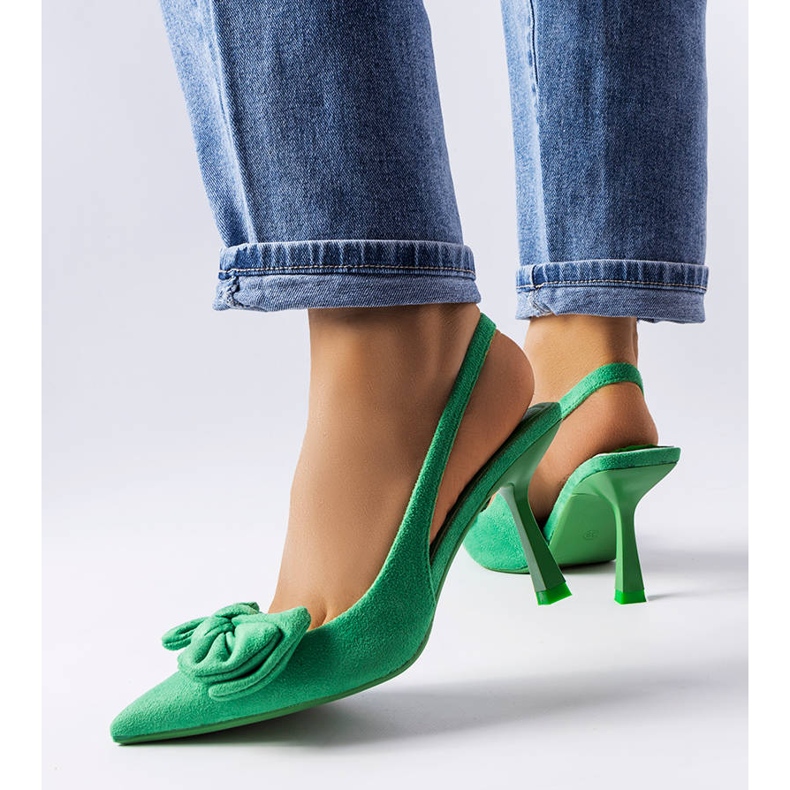 Épingles vertes avec un noeud d'Olengo 2