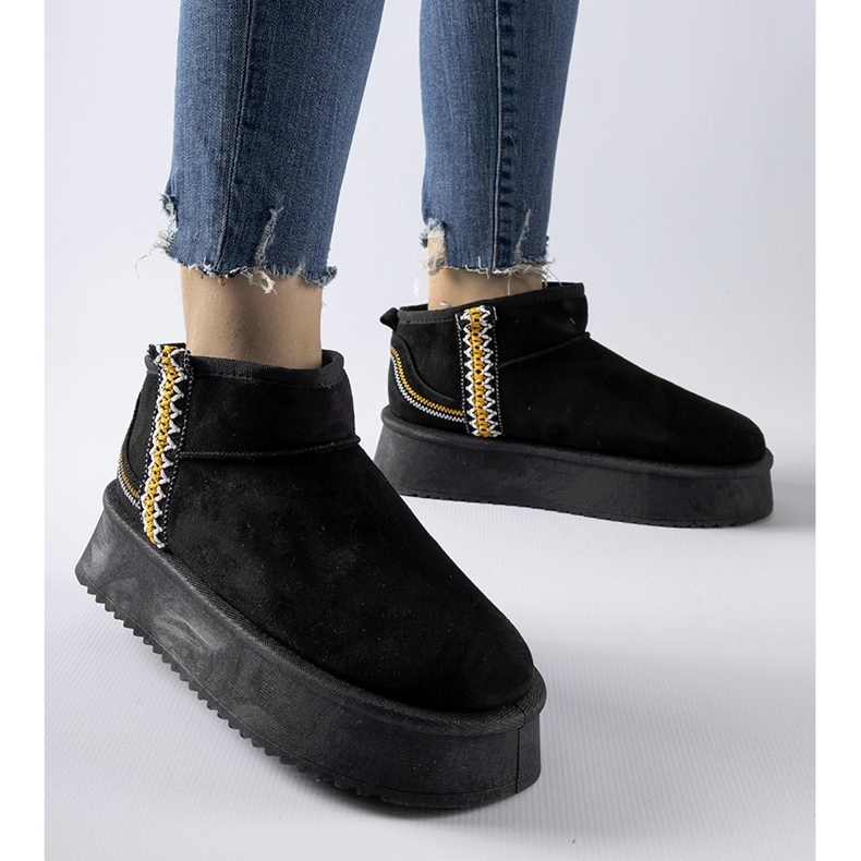 Bottes de neige noires sur la plateforme Scavi 1