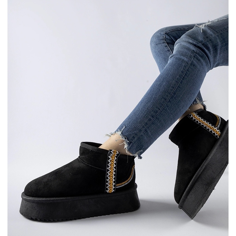 Bottes de neige noires sur la plateforme Scavi 2