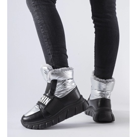 Bottes de neige isolées argentées sur la plateforme Bend 1 Bottes de neige isolées argentées sur la plateforme Bend 1