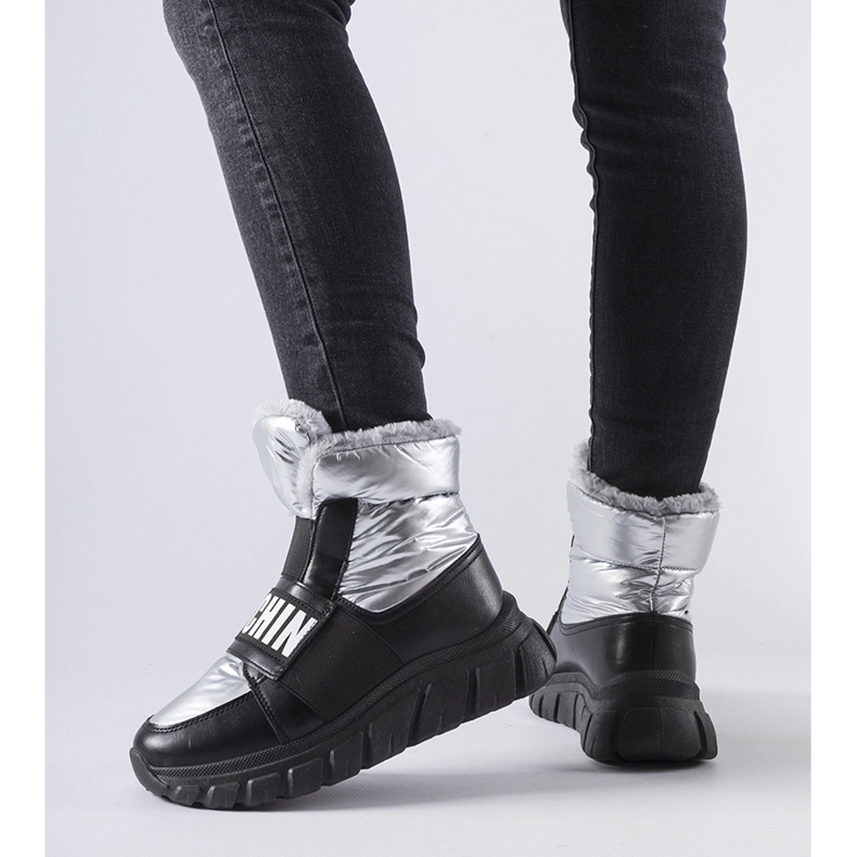 Bottes de neige isolées argentées sur la plateforme Bend 1 Bottes de neige isolées argentées sur la plateforme Bend 1