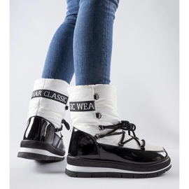 Bottes de neige blanches sur la plateforme Vineyard 1 Bottes de neige blanches sur la plateforme Vineyard 1