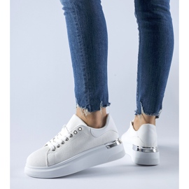 Baskets blanches sur la plateforme Scuderlando 1