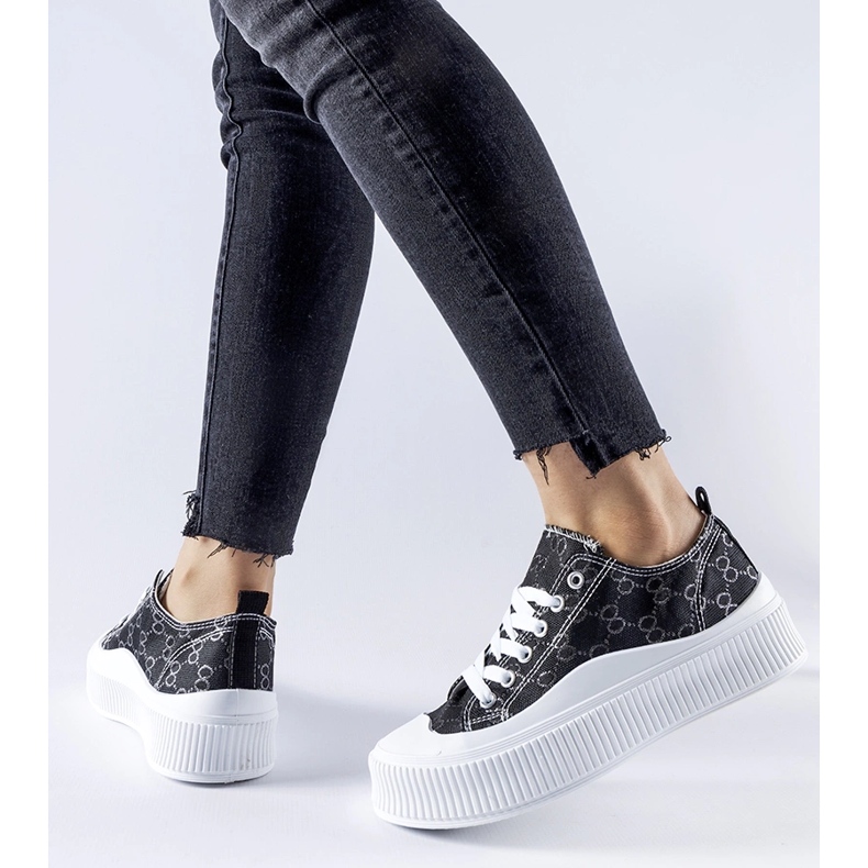 Baskets noires ornées du monogramme Cavi le noir 1