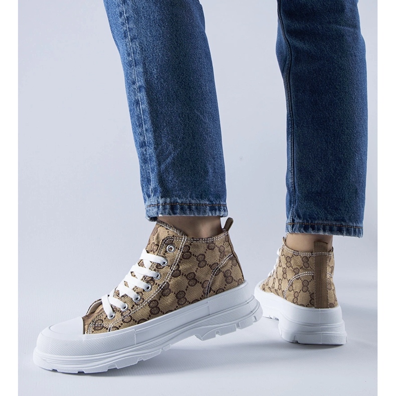 Baskets marron ornées du monogramme Terenzio beige 1