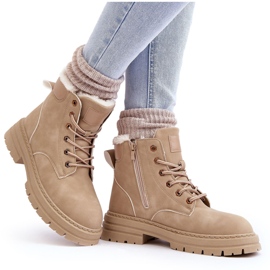 Bottes de femmes isolées de fourrure beige 4