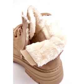 Bottes de femmes isolées de fourrure beige 1