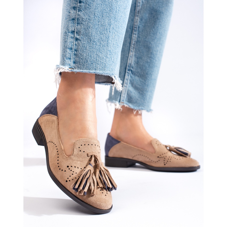 Mocassins en daim beige ajouré par Daszyński 1