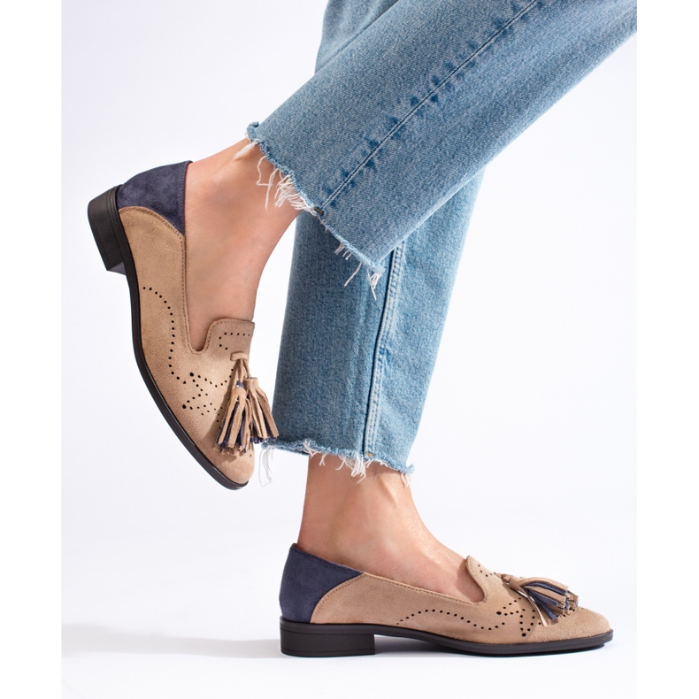 Mocassins en daim beige ajouré par Daszyński 2