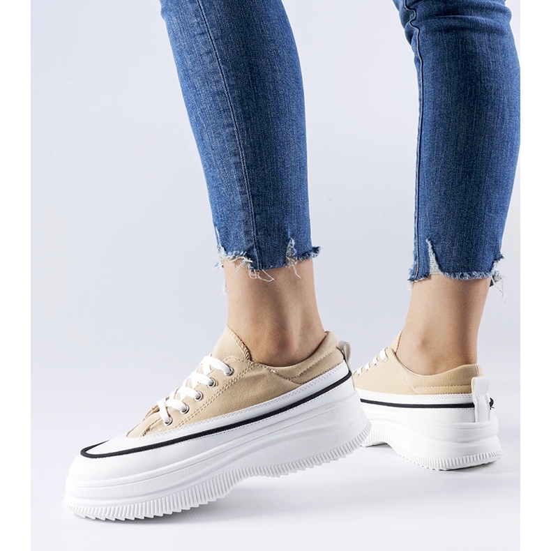 Baskets beiges sur la plateforme Plesio 1