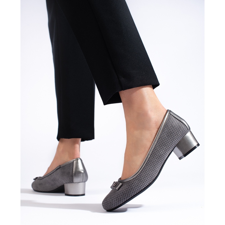Escarpins à talons bas ajourés gris Daszyński 2