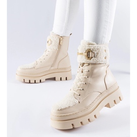Bottes de travail isolées beiges avec boucle Highland 1