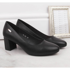 Escarpins noirs sur un poteau décoratif de Sergio Leone le noir 2