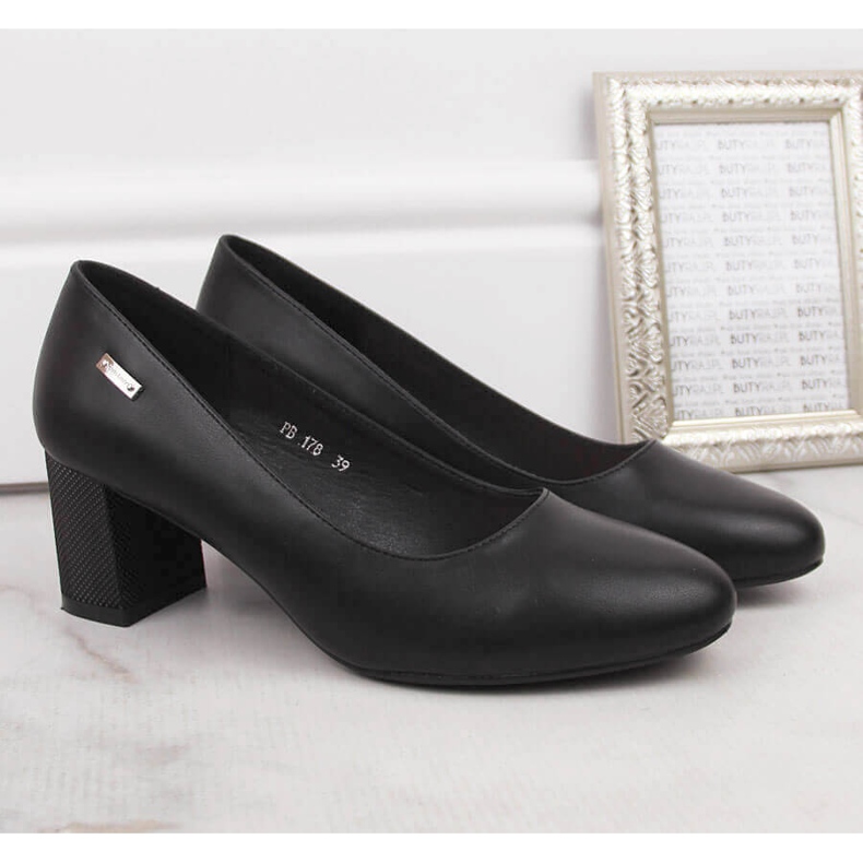 Escarpins noirs sur un poteau décoratif de Sergio Leone le noir 2