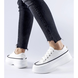 Baskets blanches sur la plateforme Plesio 1