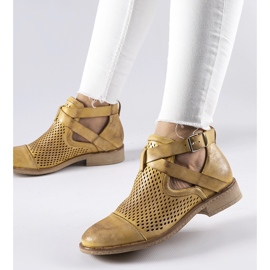Bottines jaunes ajourées et hautes de Kooter 1