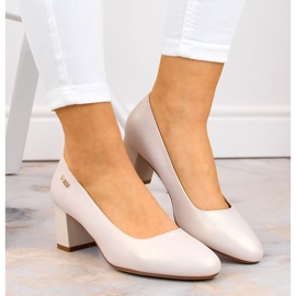 Escarpins beige nacré sur un poteau décoratif de Sergio Leone 2 Escarpins beige nacré sur un poteau décoratif de Sergio Leone 2