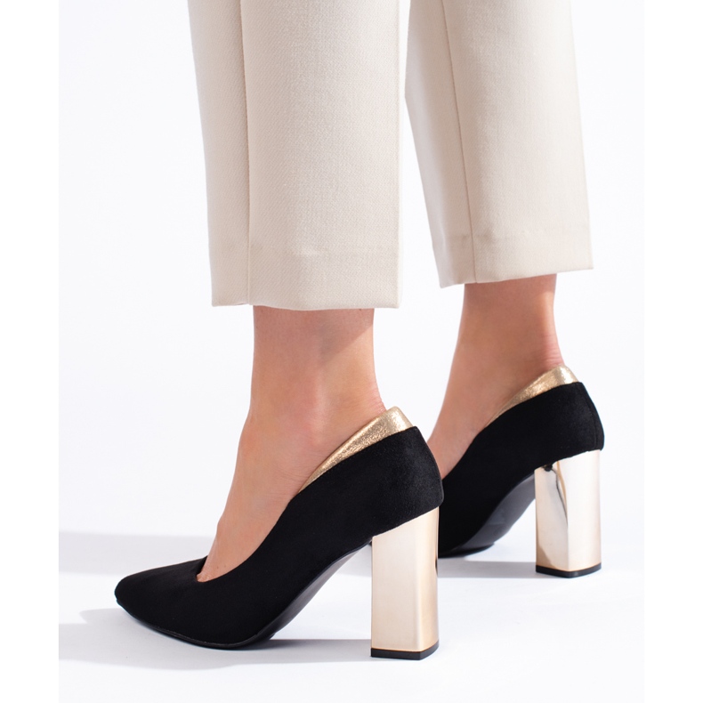 Escarpins en daim noir sur le pilier le noir 1