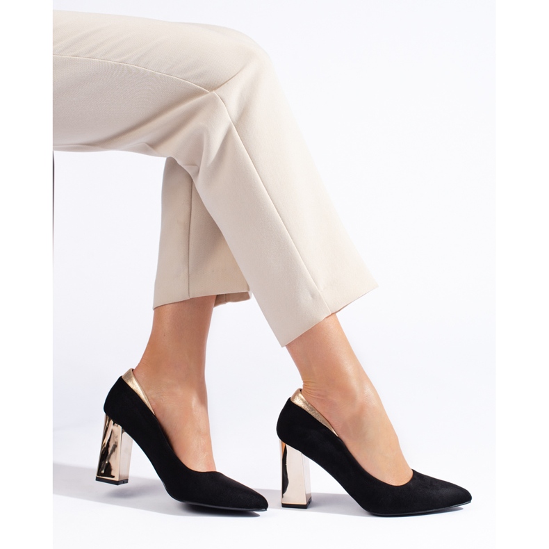 Escarpins en daim noir sur le pilier le noir 2