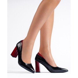 Escarpins noirs sur le poteau le noir 1
