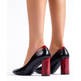 Escarpins noirs sur le poteau 2