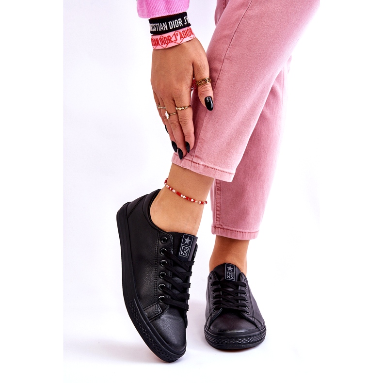 News Les baskets noires classiques liées au cuir féminine le noir 2 News Les baskets noires classiques liées au cuir féminine le noir 2