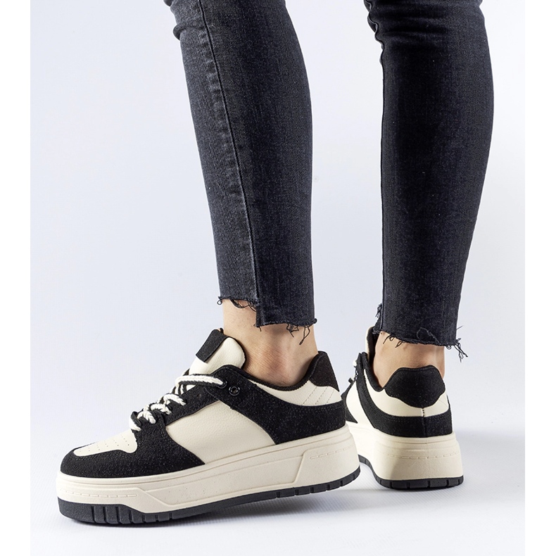 Baskets noires sur la plateforme Crim 1