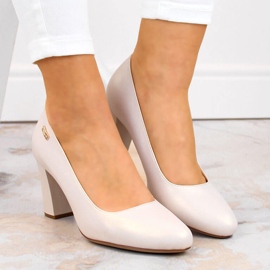 Escarpins nacrés beiges sur un poteau décoratif de Sergio Leone 2