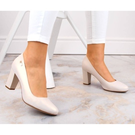 Escarpins nacrés beiges sur un poteau décoratif de Sergio Leone 1