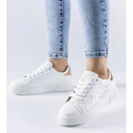 Baskets blanches sur la plateforme Montclair 1