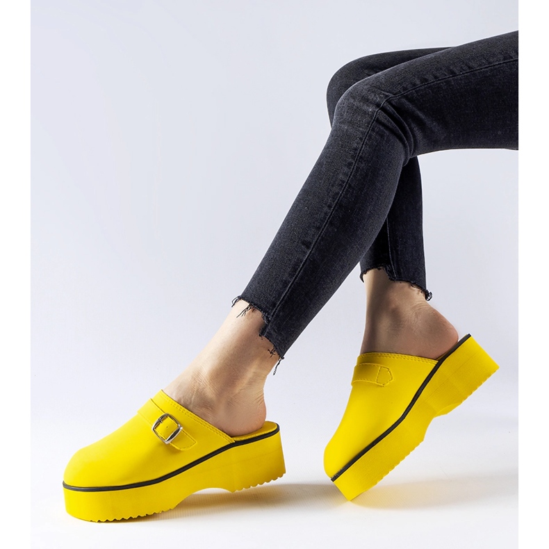 Le sabot jaune glisse sur la plateforme Lang 1