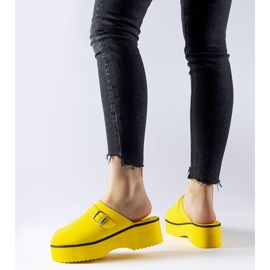 Le sabot jaune glisse sur la plateforme Lang 2