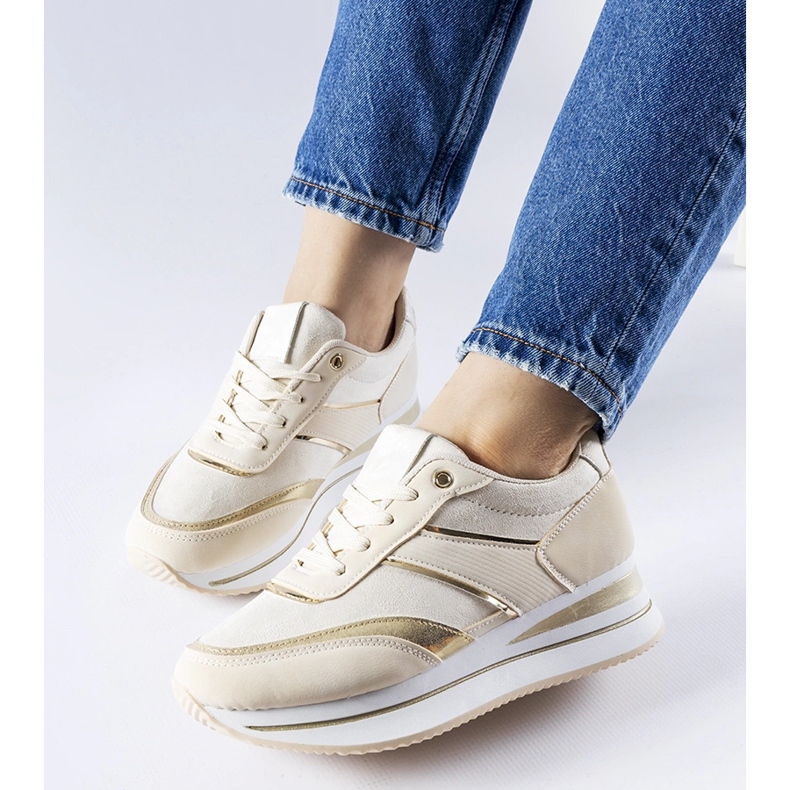 Baskets beiges sur la plateforme Nutter 1