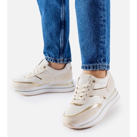 Baskets beiges sur la plateforme Nutter 2