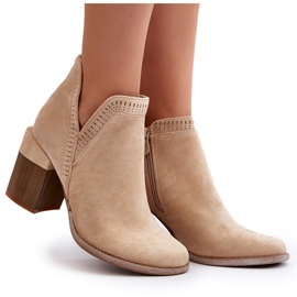 Bottines Jolnima beige clair sur un talon haut massif avec une découpe 9