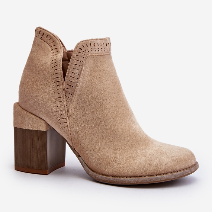 Bottines Jolnima beige clair sur un talon haut massif avec une découpe 1