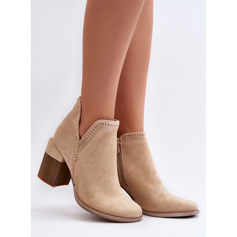 Bottines Jolnima beige clair sur un talon haut massif avec une découpe 2