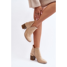 Bottines Jolnima beige clair sur un talon haut massif avec une découpe 4