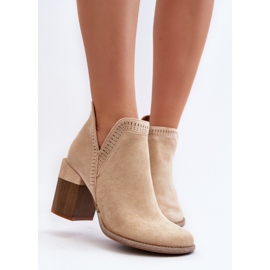 Bottines Jolnima beige clair sur un talon haut massif avec une découpe 5