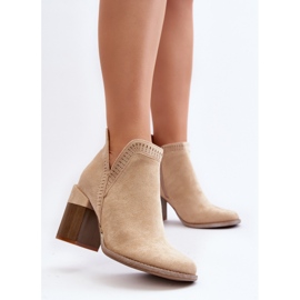 Bottines Jolnima beige clair sur un talon haut massif avec une découpe 6