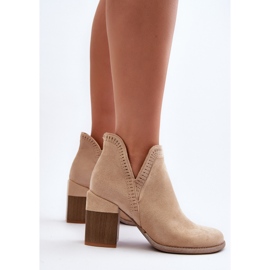 Bottines Jolnima beige clair sur un talon haut massif avec une découpe 7