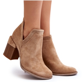 Bottines Jolnima beiges sur un talon haut massif avec une découpe 9