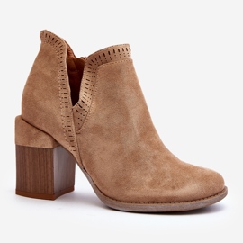 Bottines Jolnima beiges sur un talon haut massif avec une découpe 1