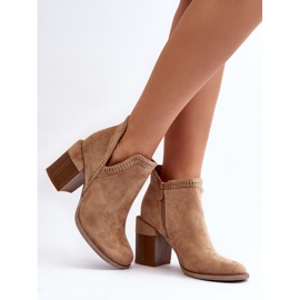 Bottines Jolnima beiges sur un talon haut massif avec une découpe 3