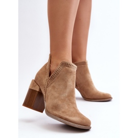 Bottines Jolnima beiges sur un talon haut massif avec une découpe 5