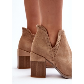 Bottines Jolnima beiges sur un talon haut massif avec une découpe 6