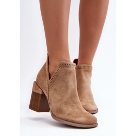 Bottines Jolnima beiges sur un talon haut massif avec une découpe 7