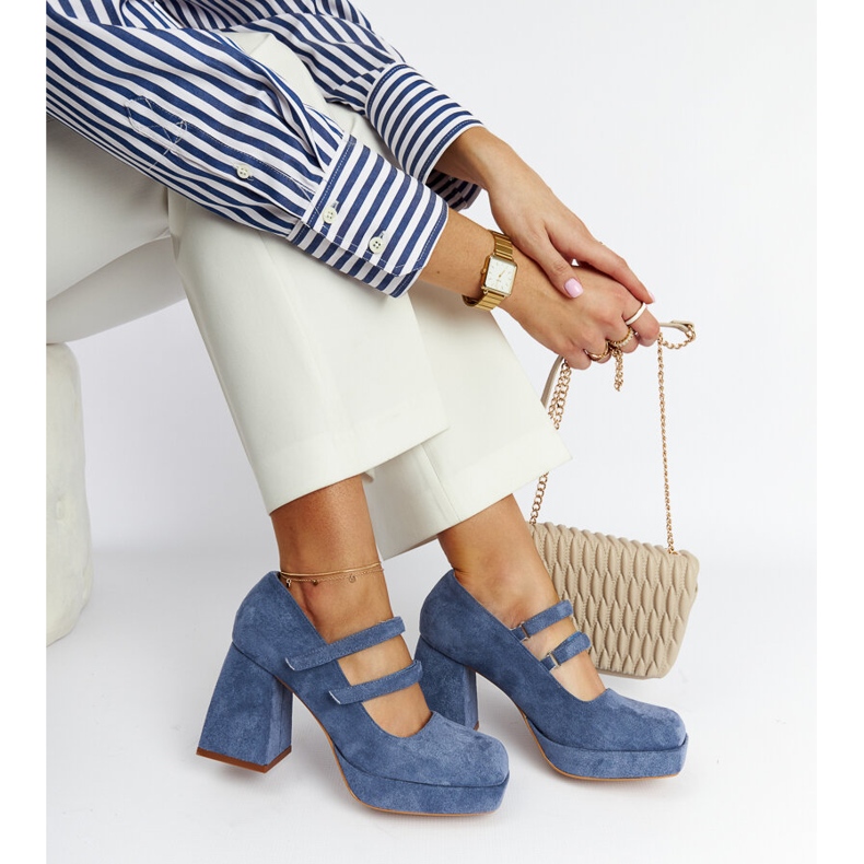 Les escarpins bleus de Cher avec un énorme talon carré 1