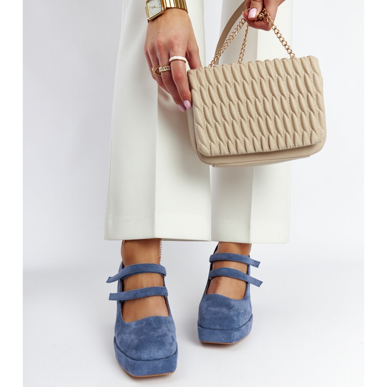 Les escarpins bleus de Cher avec un énorme talon carré 2